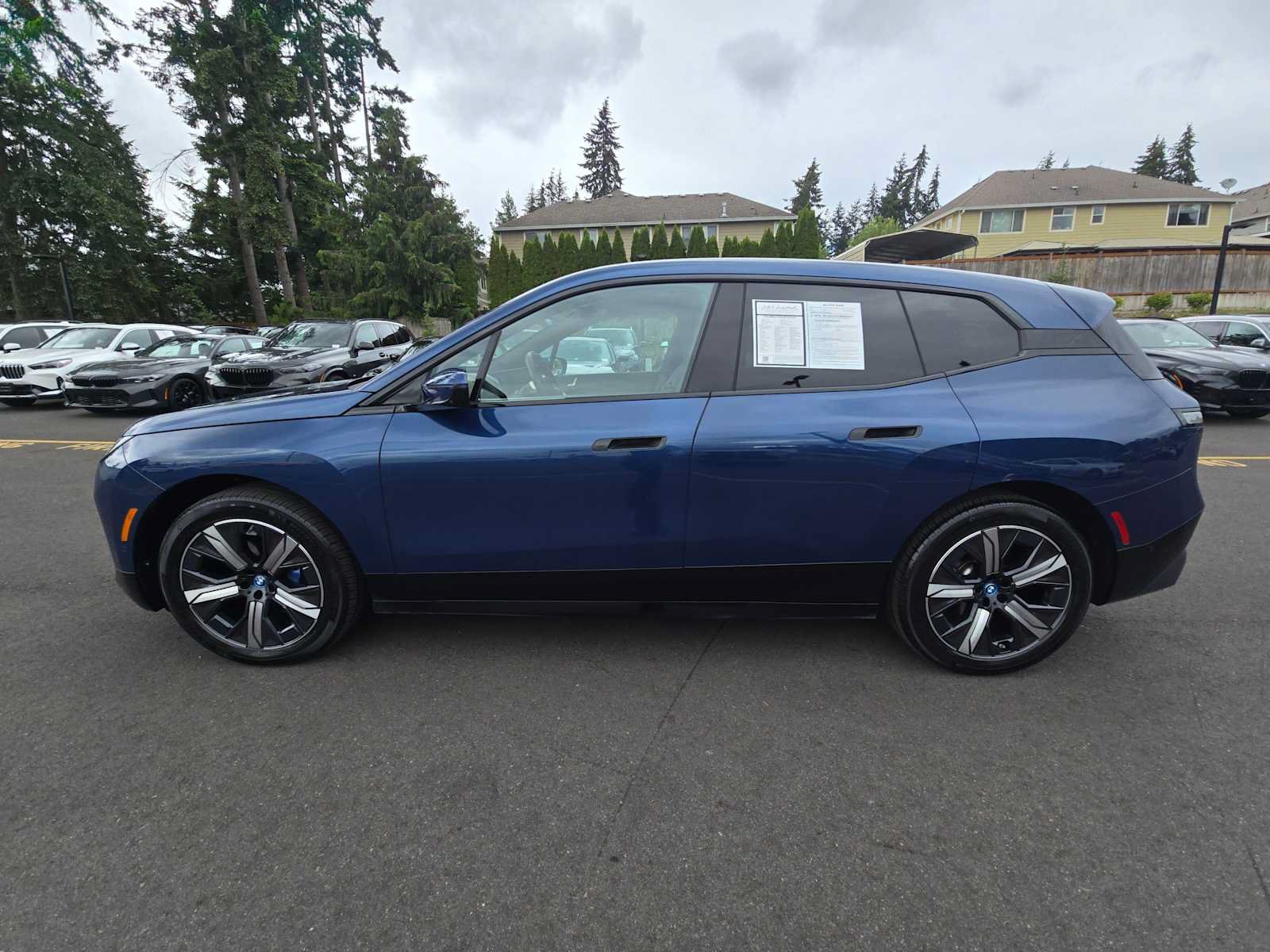 Used 2023 BMW iX xDrive50 w/ Sport Package AWD/4WD image 6