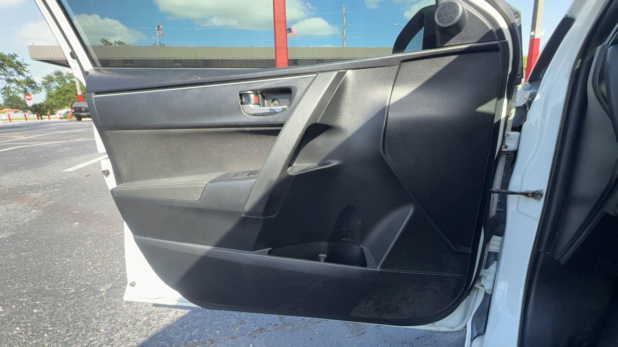 Used 2018 Toyota Corolla LE FWD image 17