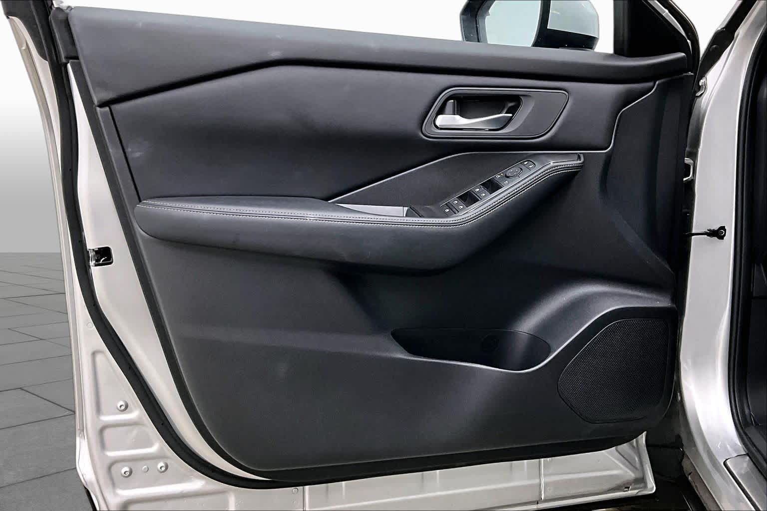 Used 2024 Nissan Rogue SV FWD image 25