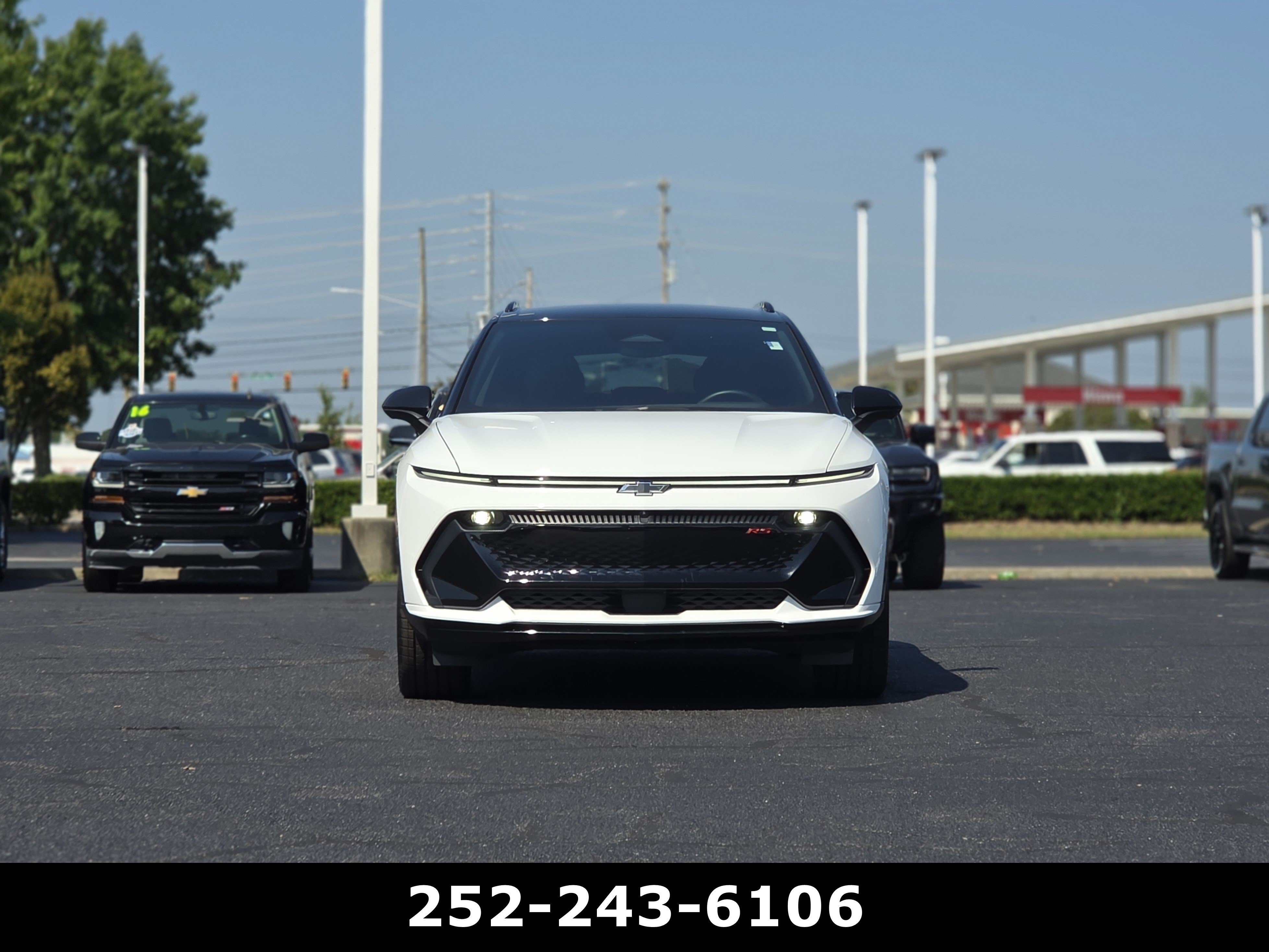 Used 2024 Chevrolet Equinox EV RS FWD image 2