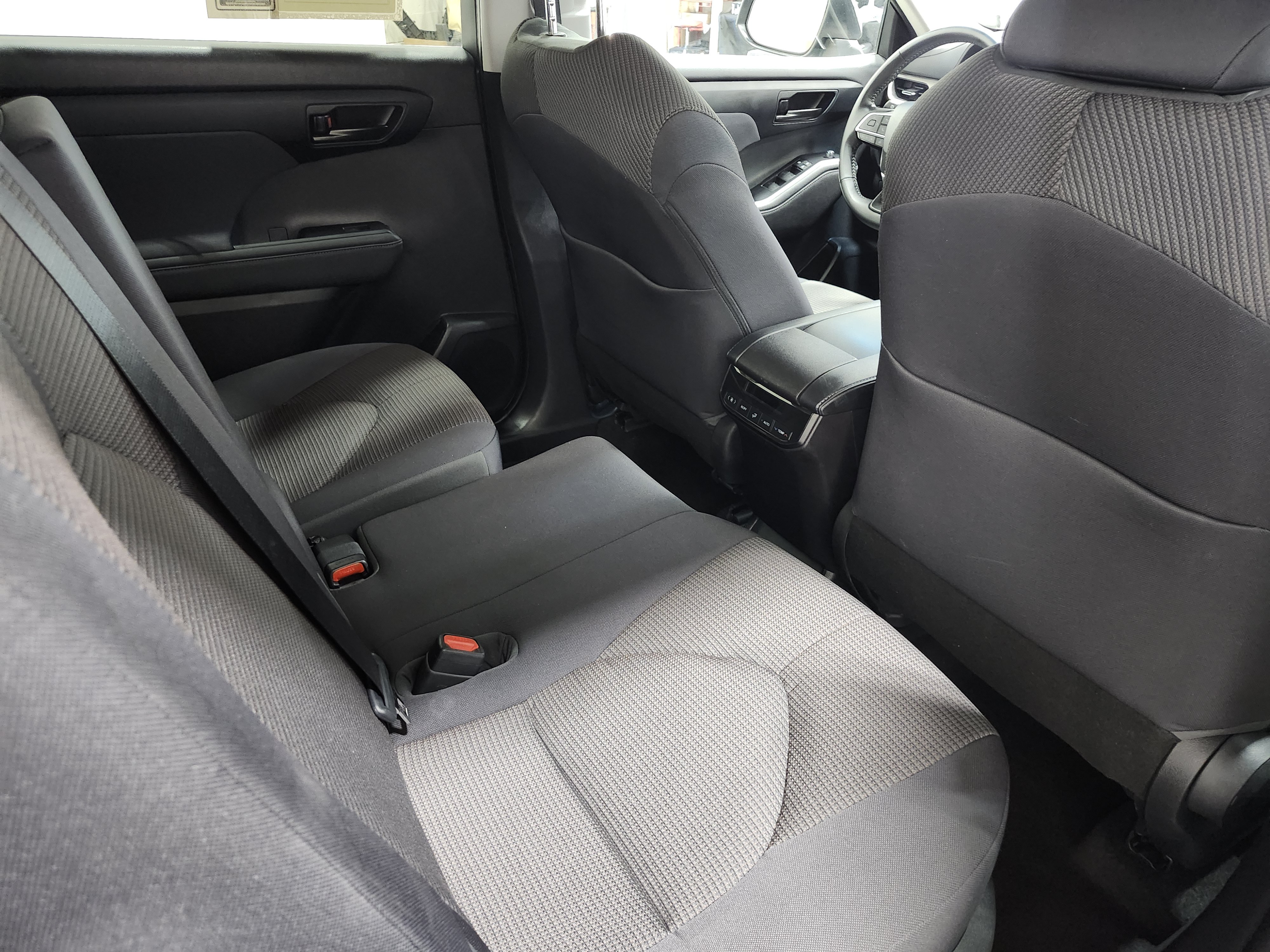 Used 2023 Toyota Highlander LE AWD/4WD image 20