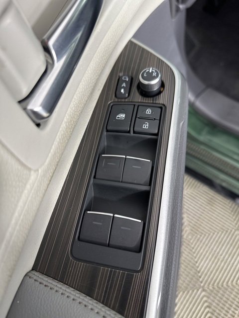 Used 2021 Toyota Sienna Limited image 24
