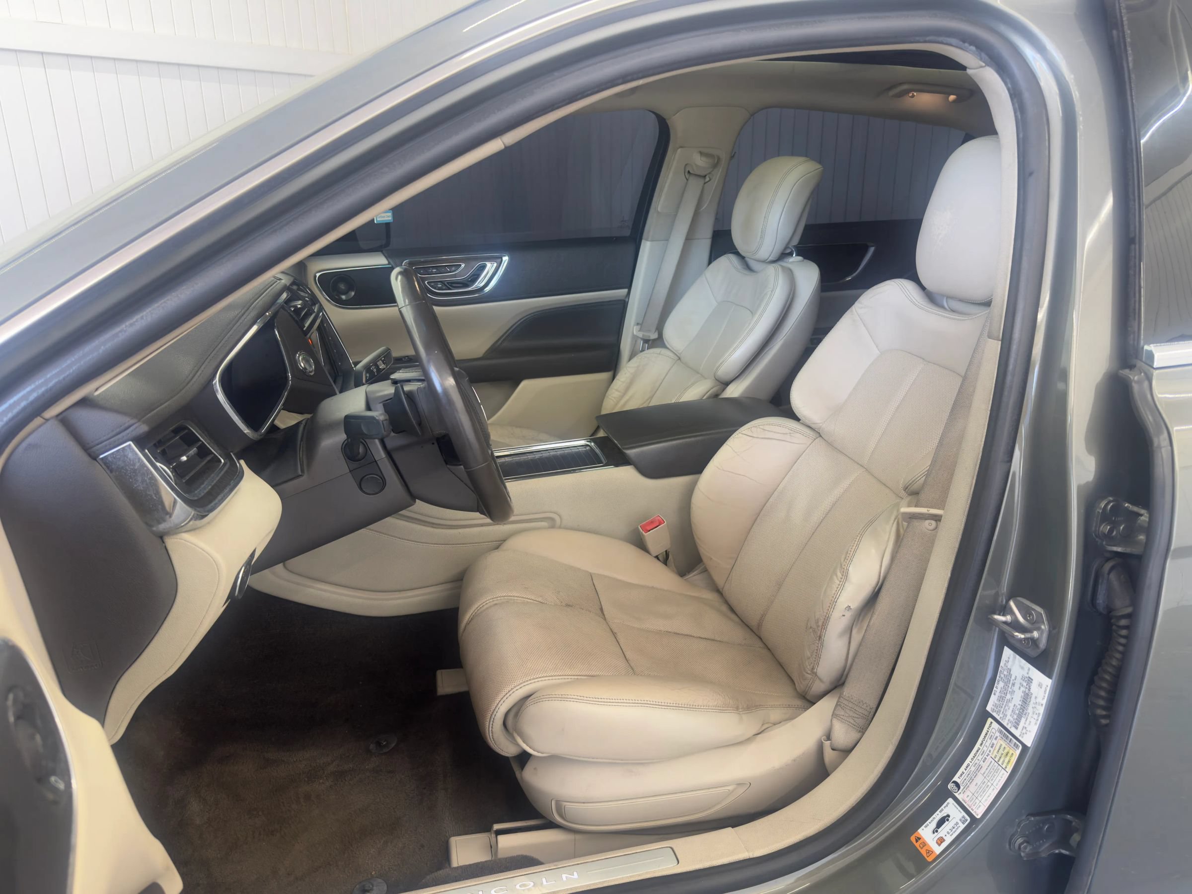 Used 2017 Lincoln Continental Select w/ Technology Package FWD image 9