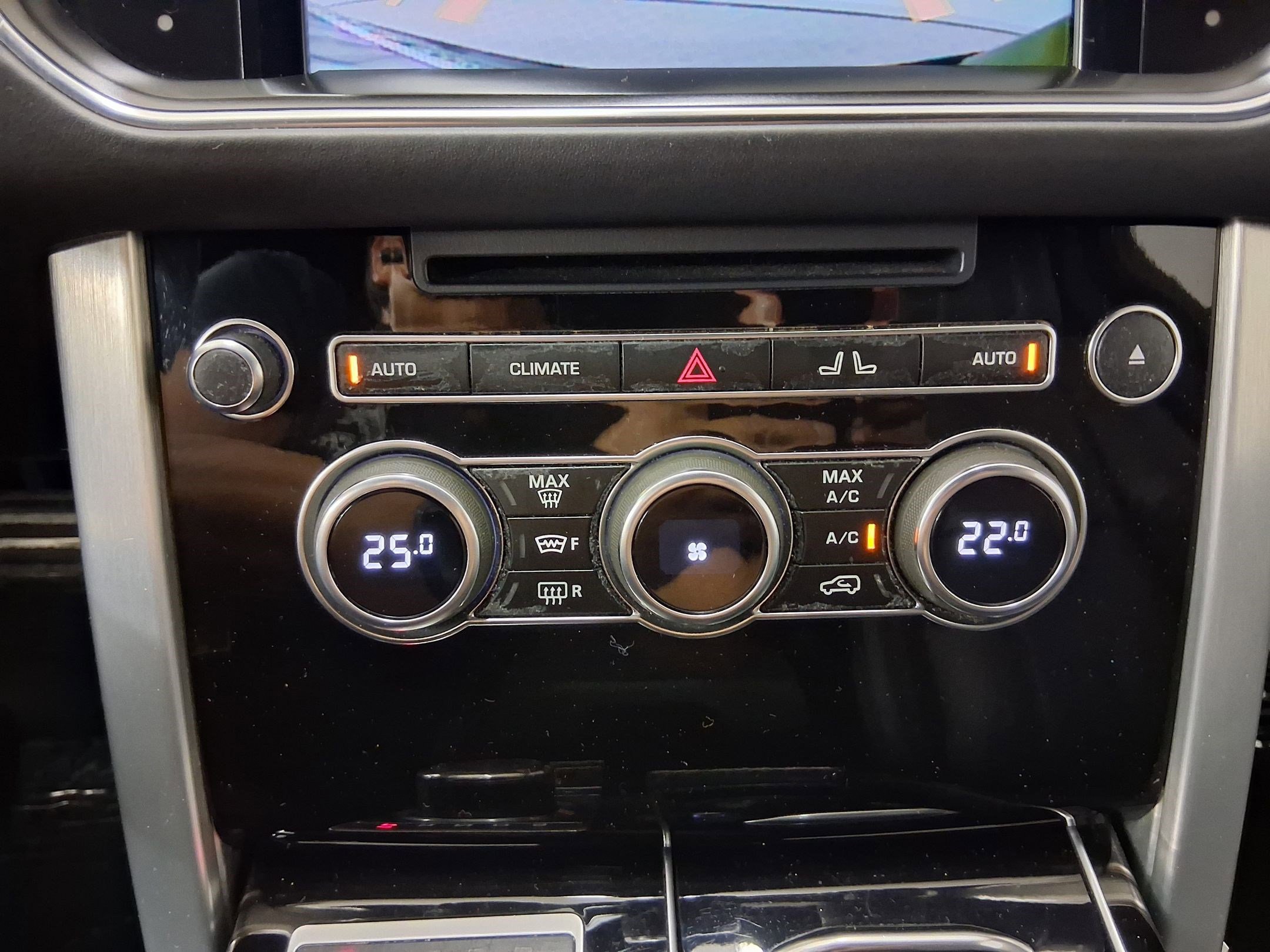 Used 2015 Land Rover Range Rover Supercharged image 16