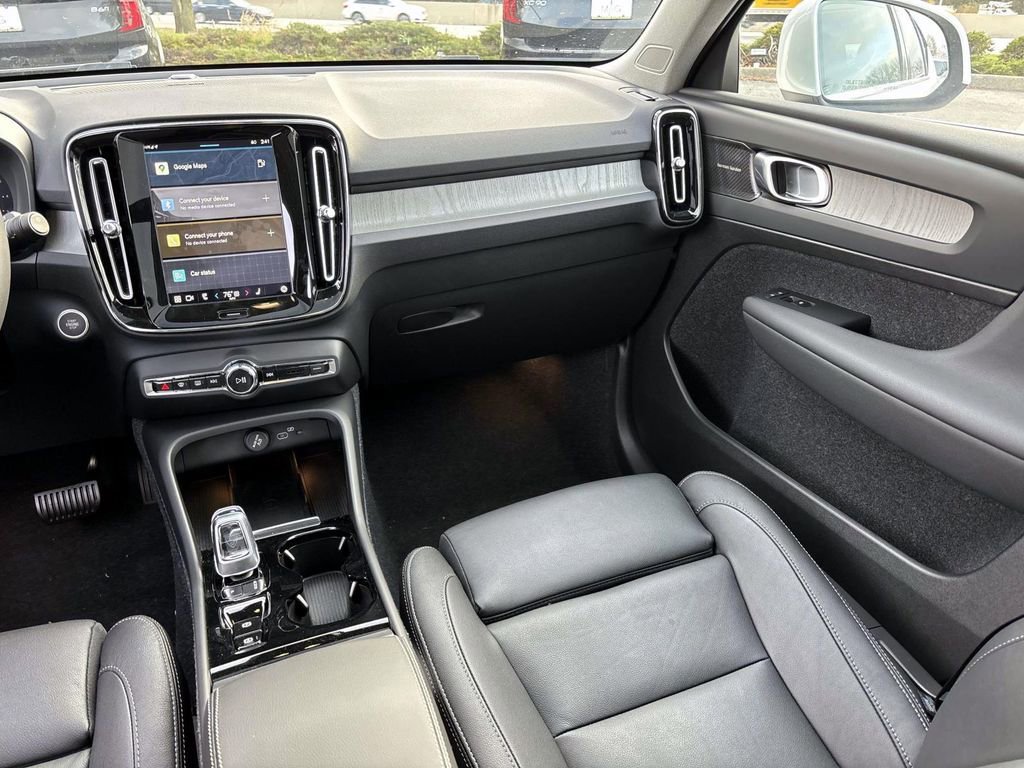 Certified 2025 Volvo XC40 B5 Plus w/ Protection Package Premier image 32