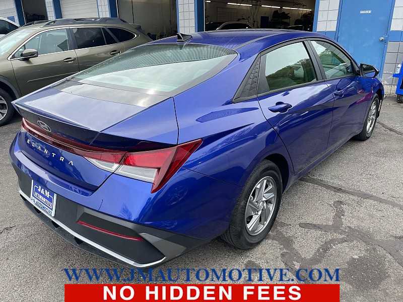 Used 2024 Hyundai Elantra SE FWD image 3