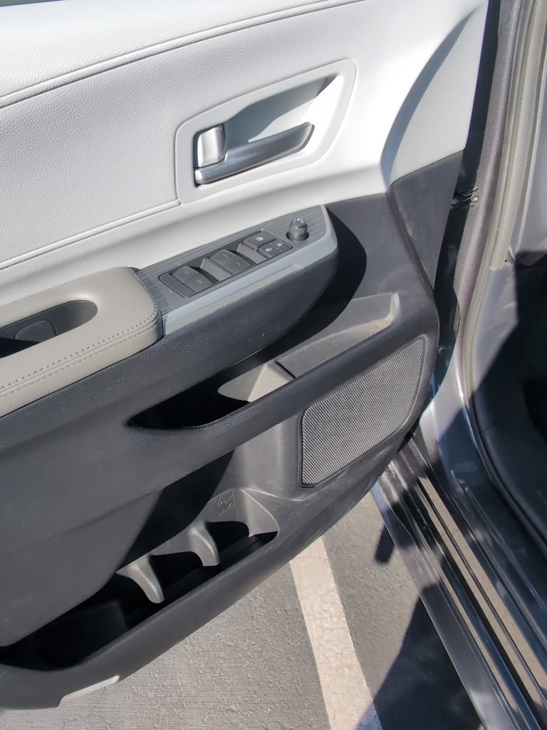 Used 2025 Toyota Sienna XLE FWD image 8