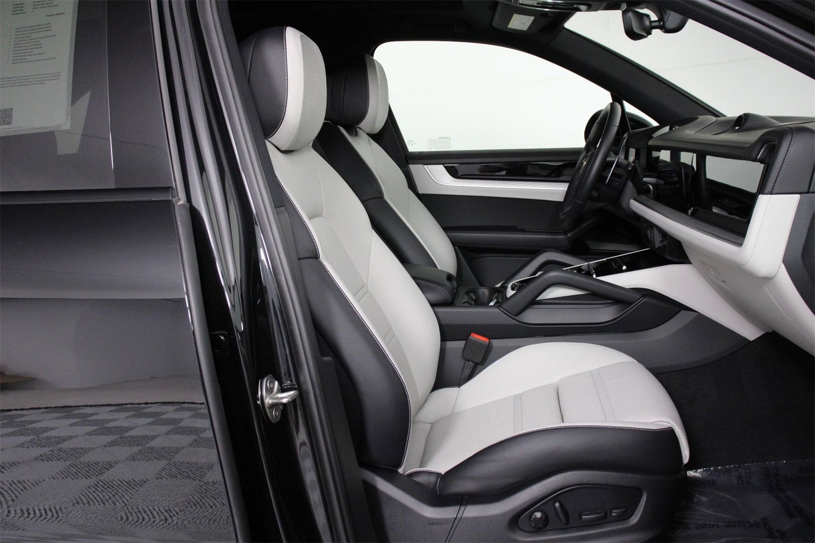 Used 2025 Porsche Cayenne S image 31