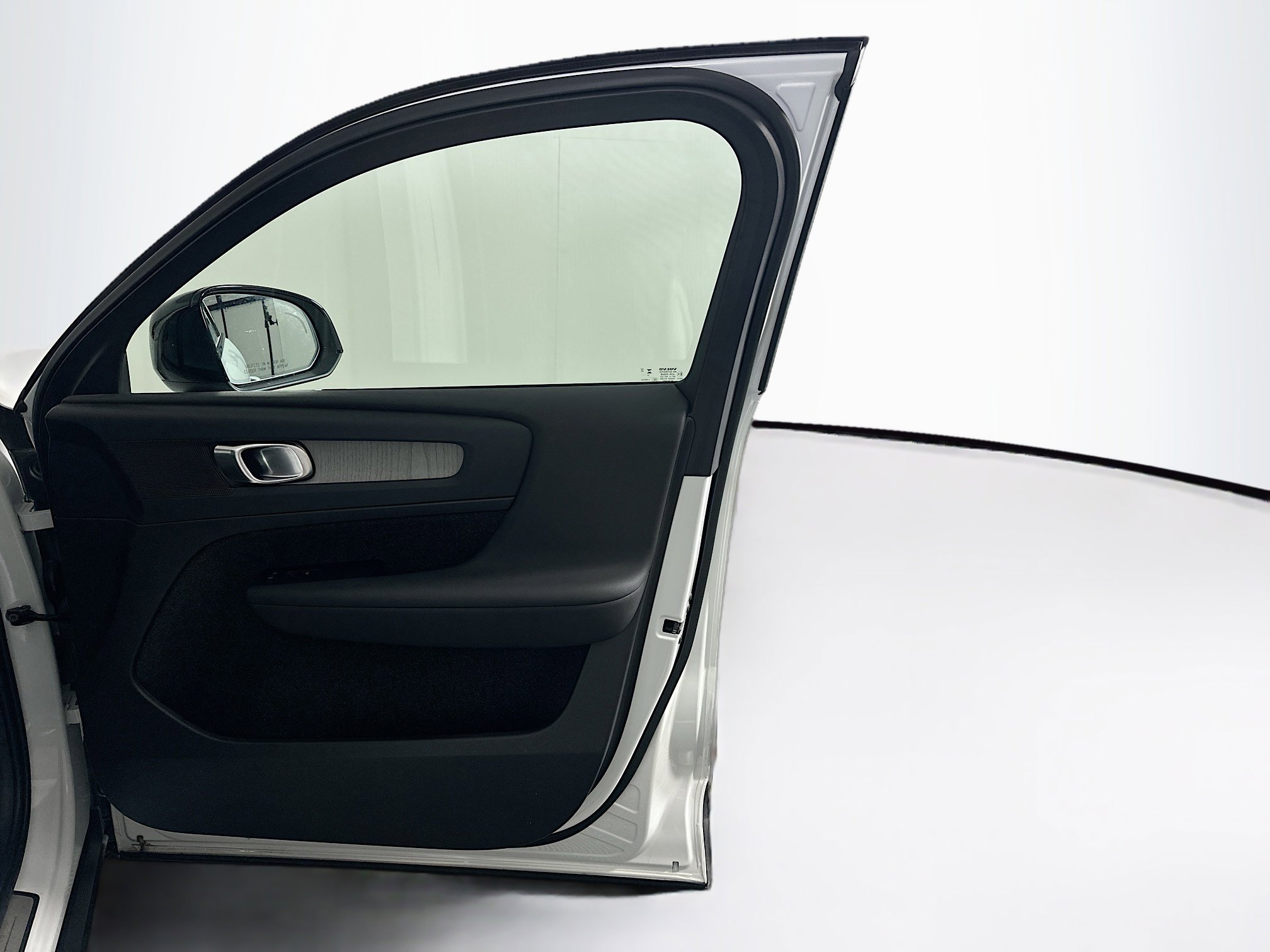 Used 2025 Volvo XC40 B5 Plus image 35