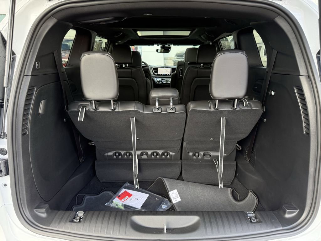 New 2026 Chrysler Pacifica Select image 9