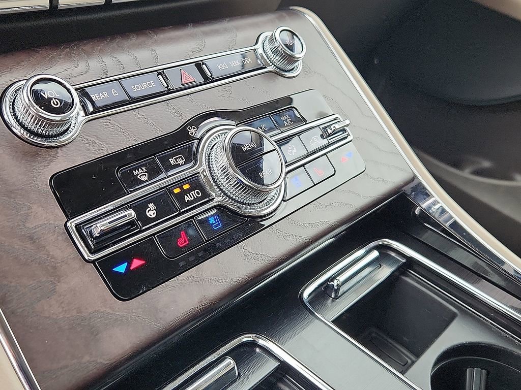 Used 2023 Lincoln Aviator Reserve w/ Equipment Group 201A image 17