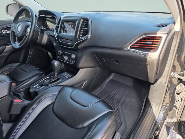 Used 2019 Jeep Cherokee Latitude Plus w/ Comfort/Convenience Group FWD image 17