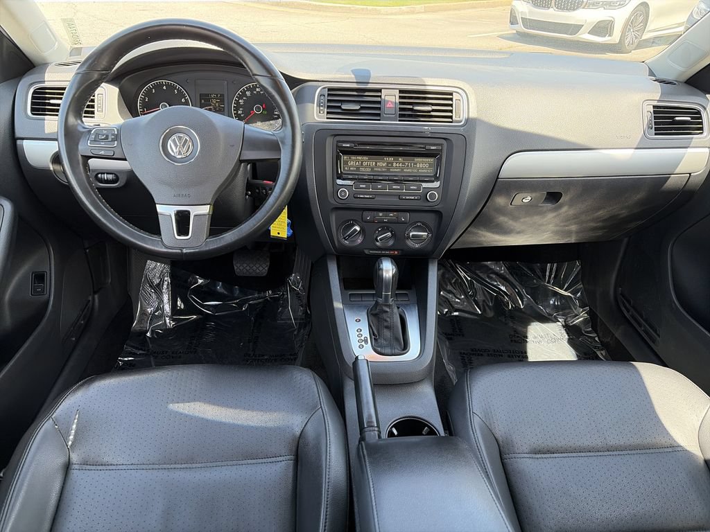 Used 2013 Volkswagen Jetta SE FWD image 2