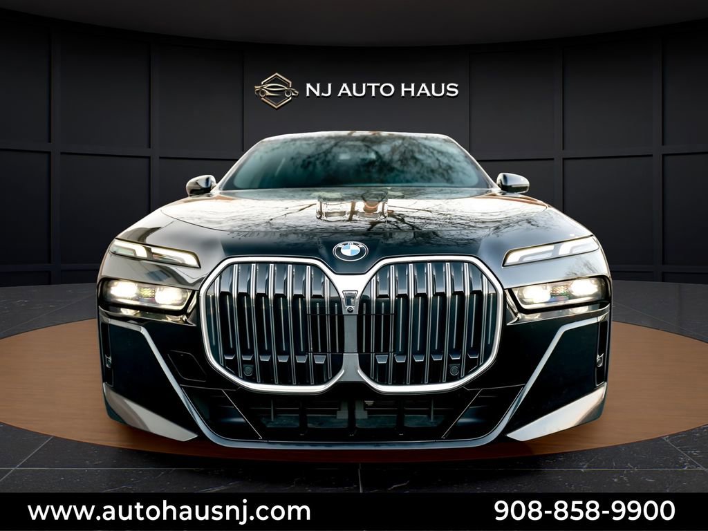 Used 2023 BMW 740i w/ Parking Assistance Package RWD image 3