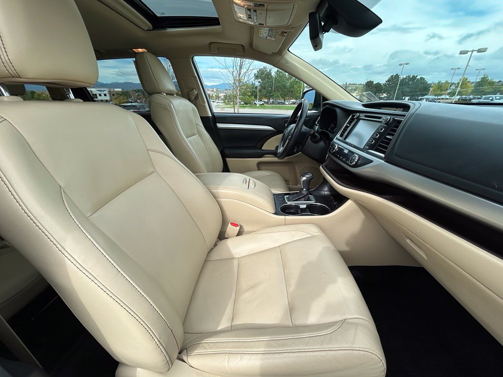Used 2017 Toyota Highlander XLE AWD/4WD image 30