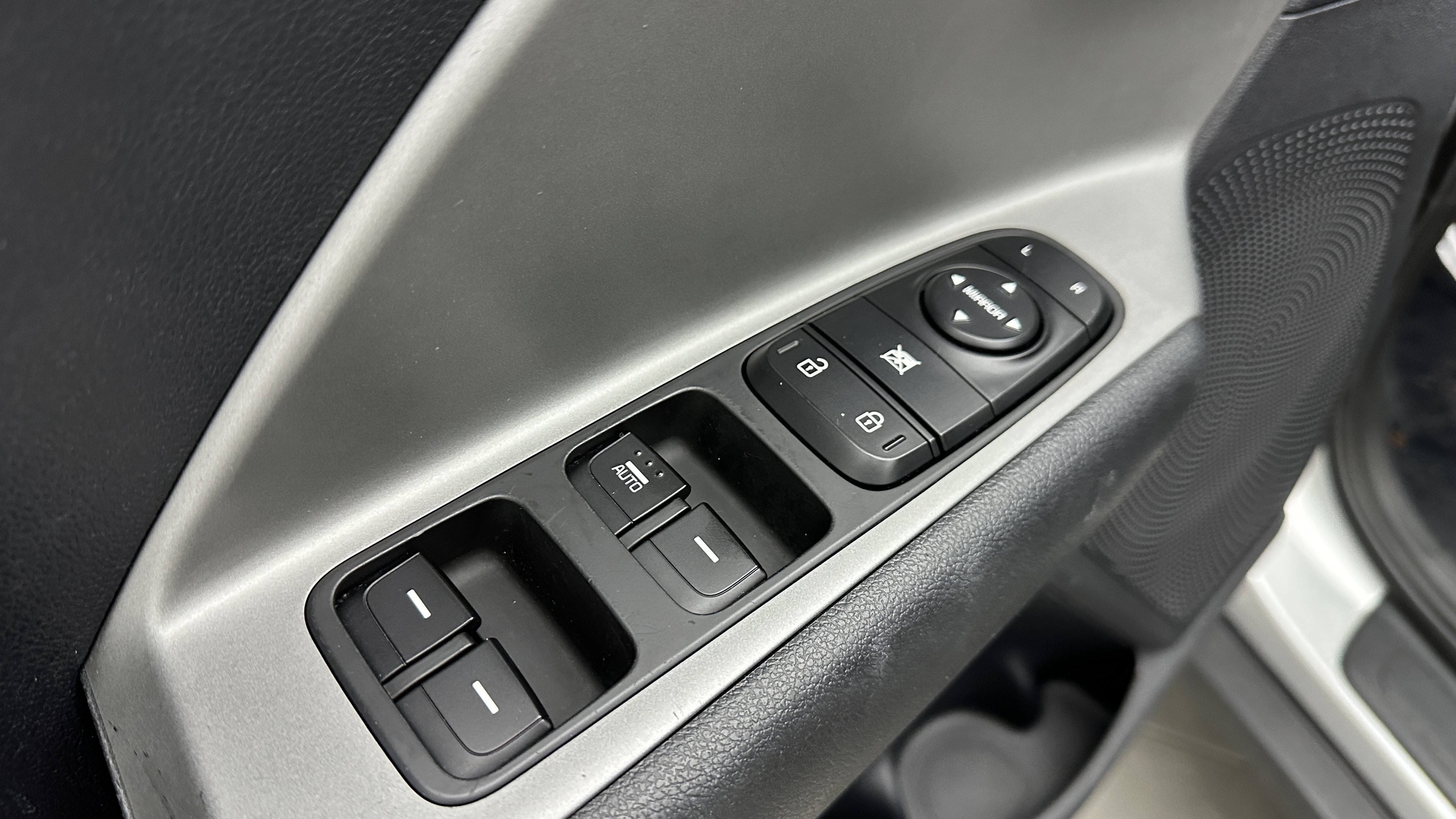 Used 2020 Kia Niro LX FWD image 12