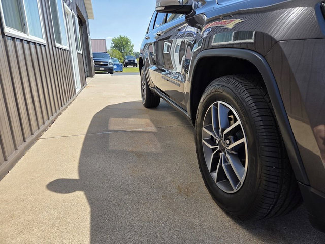 Used 2020 Jeep Grand Cherokee Limited w/ Premium Lighting Group AWD/4WD image 13
