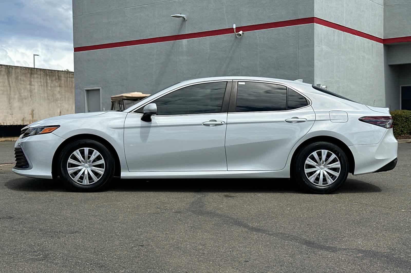 Used 2022 Toyota Camry LE FWD image 9
