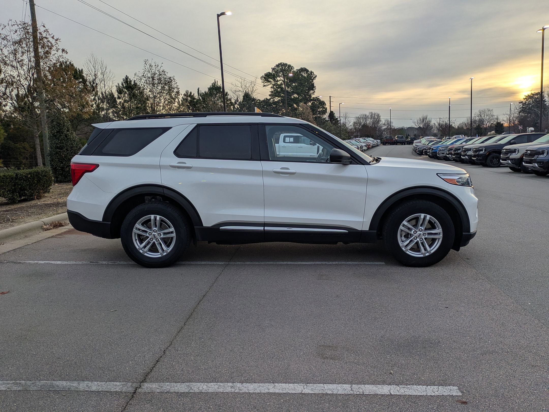 Certified 2022 Ford Explorer XLT w/ Equipment Group 202A image 3