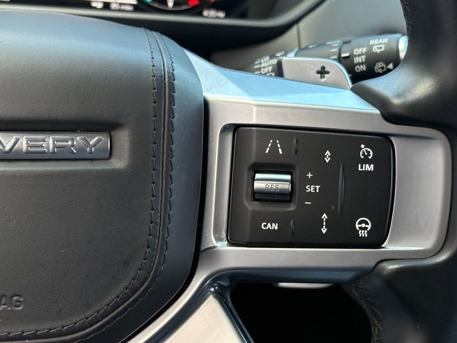 Used 2024 Land Rover Discovery Metropolitan Edition image 20