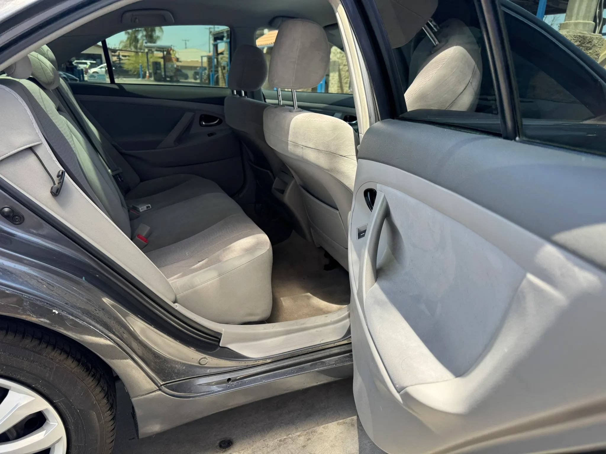 Used 2010 Toyota Camry LE FWD image 5