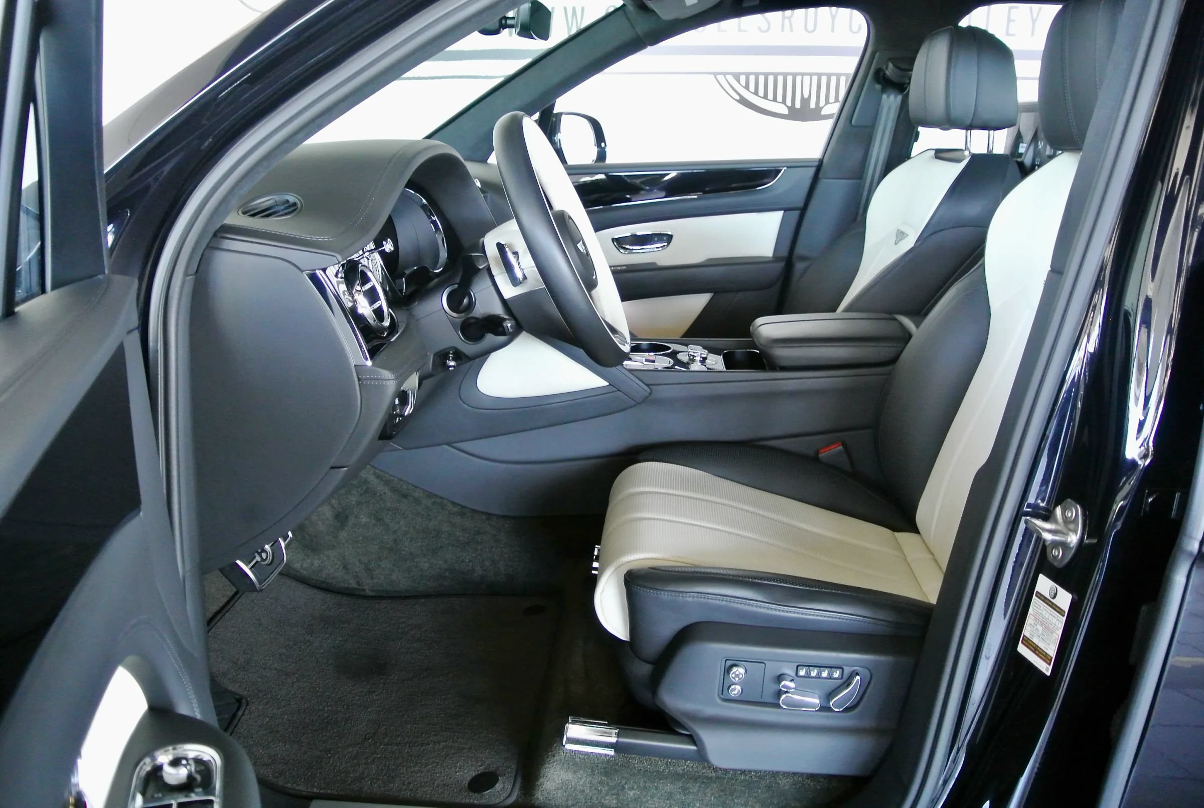 Used 2023 Bentley Bentayga AWD/4WD image 11