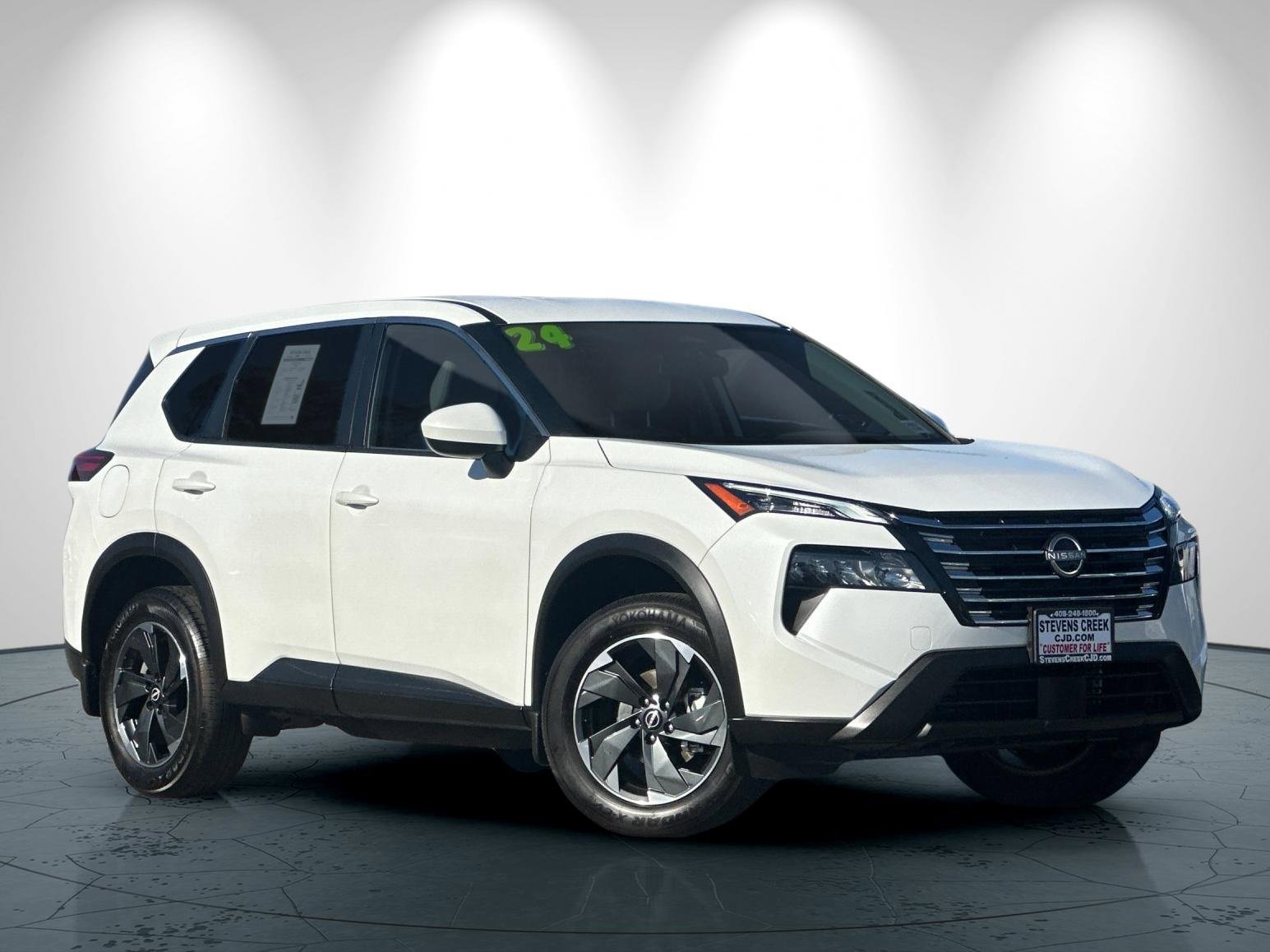 Used 2024 Nissan Rogue SV image 2