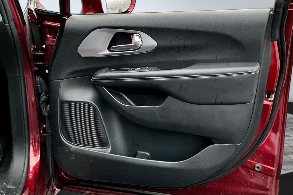 Used 2021 Chrysler Pacifica Touring-L w/ Uconnect Theater Family Group AWD/4WD image 28