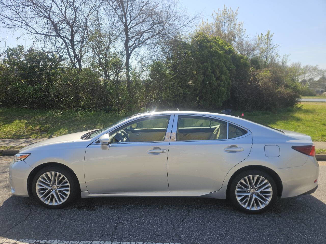 Used 2016 Lexus ES 350 w/ Luxury Package w/Wood Trim image 2