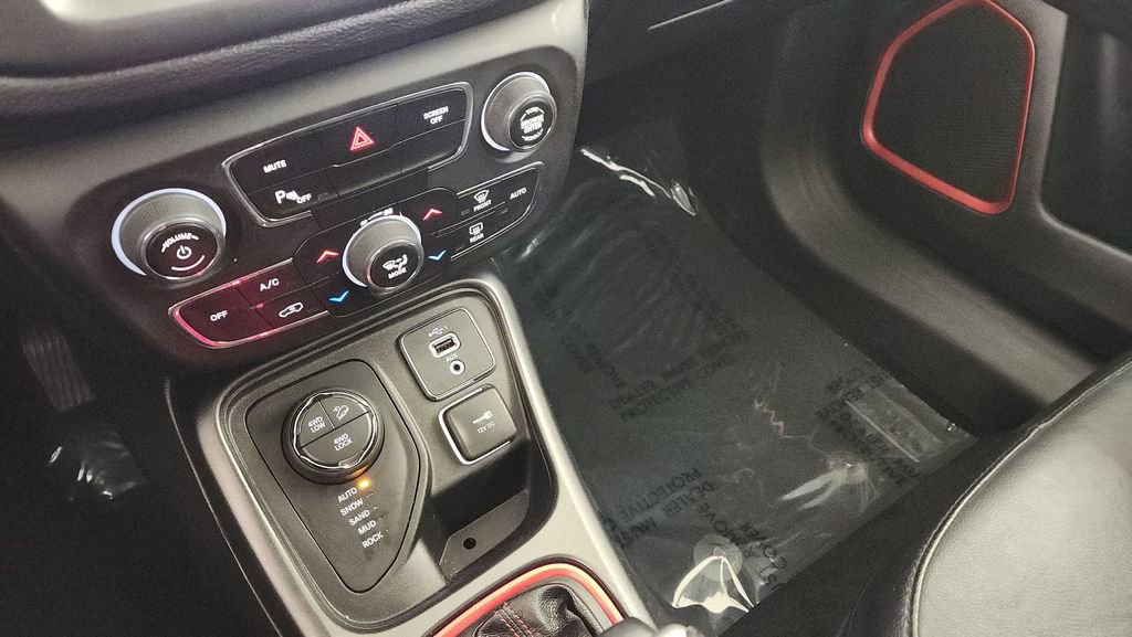 Used 2019 Jeep Compass Trailhawk w/ Cold Weather Group AWD/4WD image 17