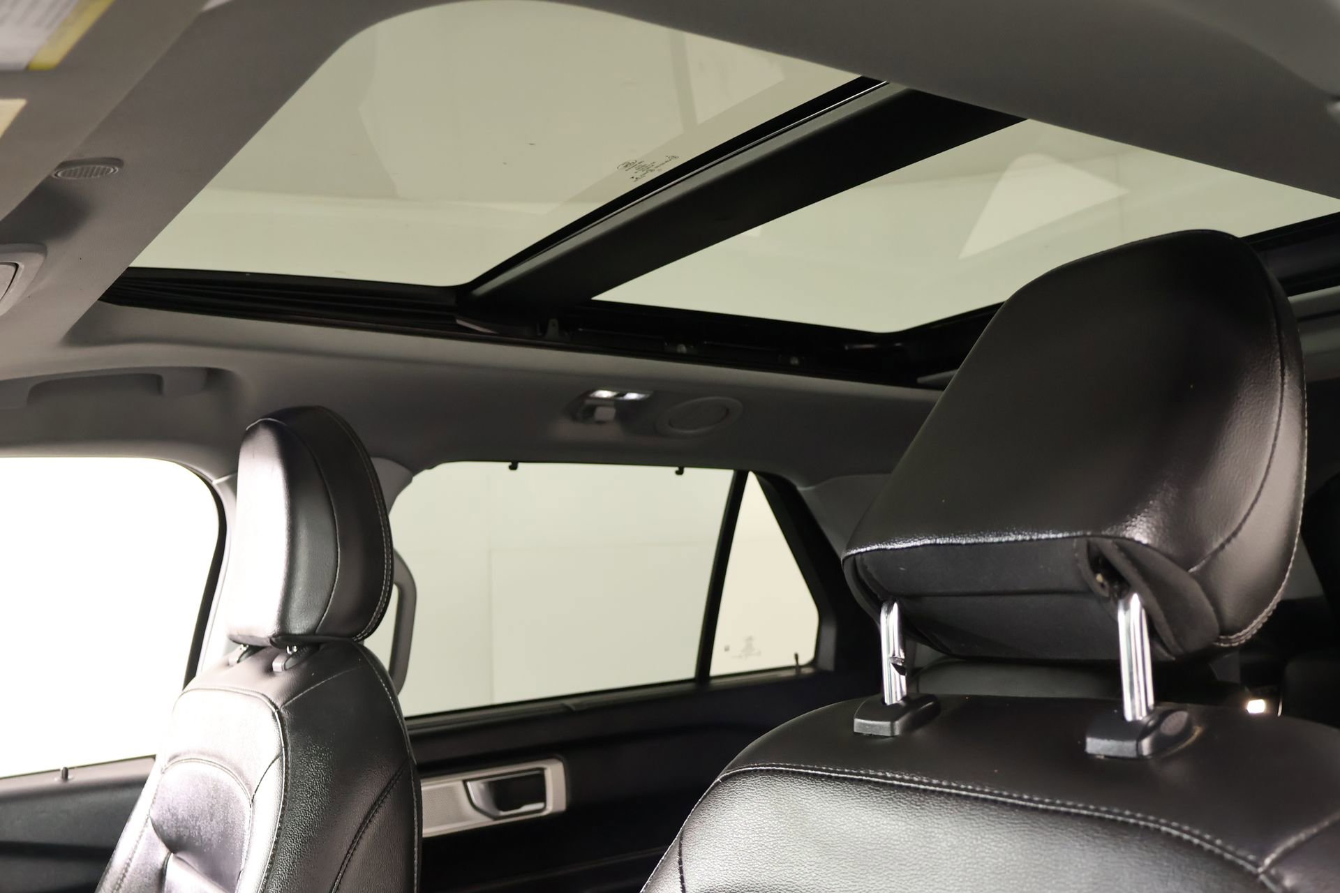 Used 2022 Ford Explorer Limited w/ Limited Technology Package image 17