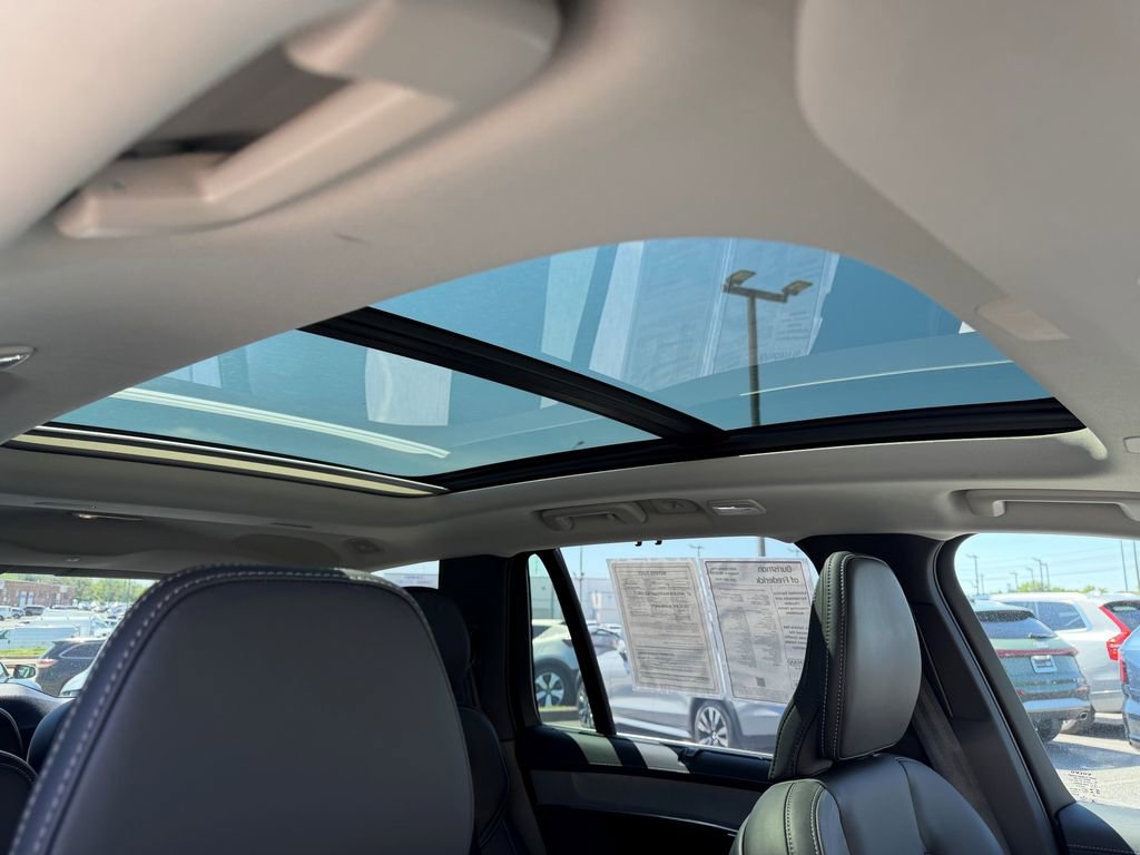Certified 2025 Volvo XC90 T8 Ultra w/ Protection Package Premier AWD/4WD image 18