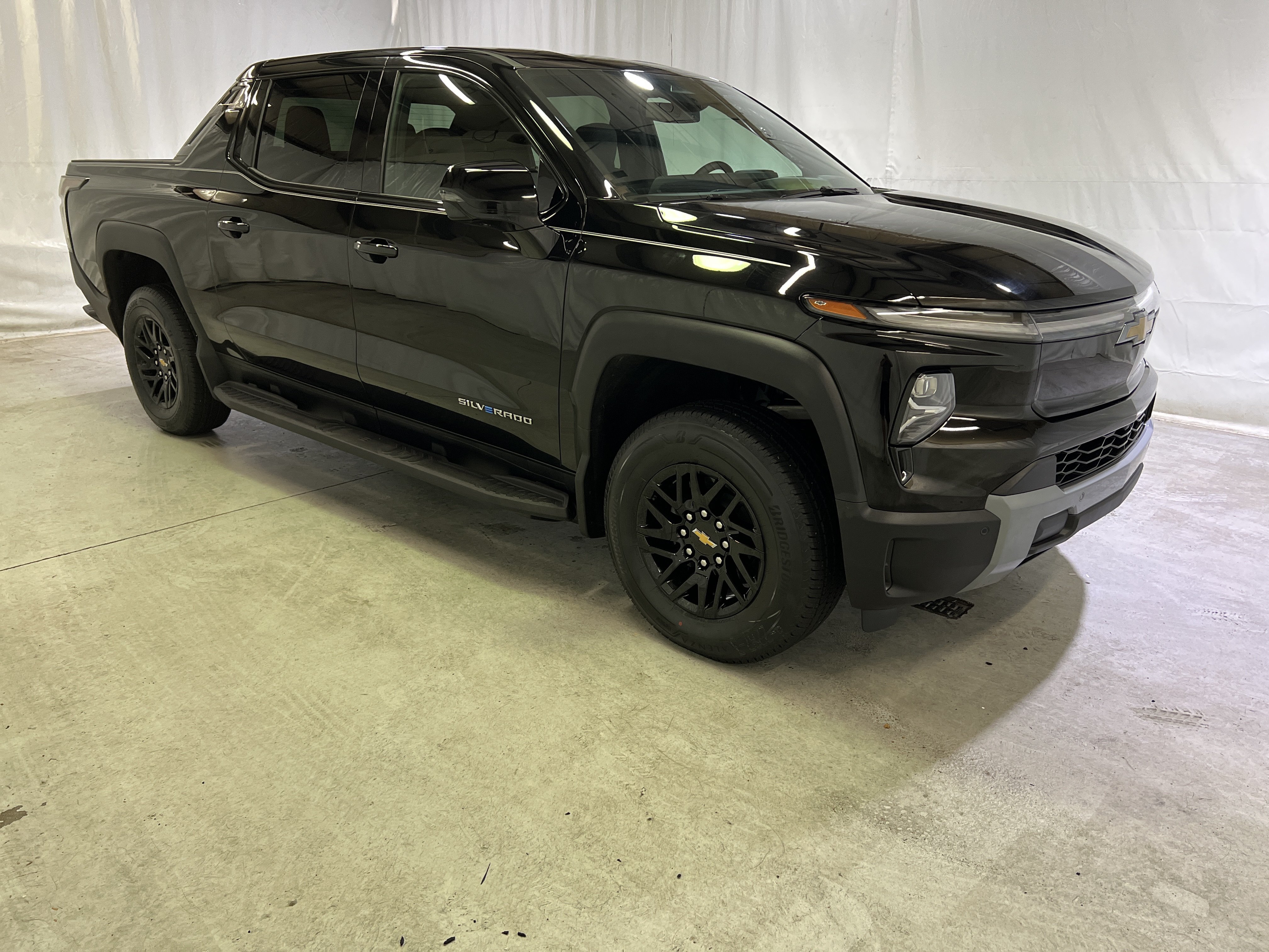 Certified 2025 Chevrolet Silverado EV LT AWD/4WD image 2