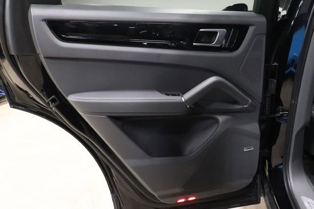 Used 2022 Porsche Cayenne Platinum Edition AWD/4WD image 13