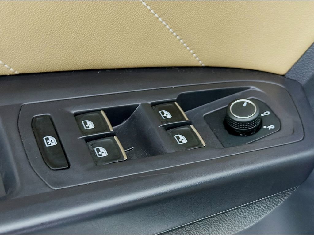 Used 2021 Volkswagen Atlas Cross Sport SE image 19