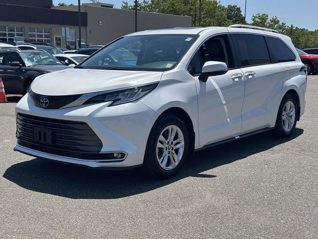 Used 2023 Toyota Sienna Limited AWD/4WD image 4