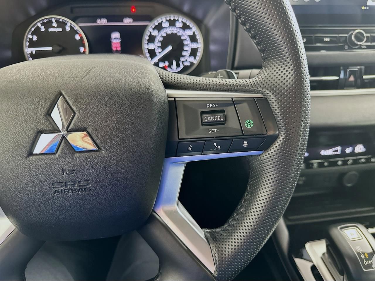Used 2025 Mitsubishi Outlander SE image 46