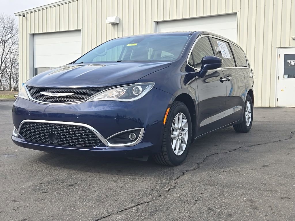 Used 2020 Chrysler Pacifica Touring w/ Advanced Safetytec Group image 3