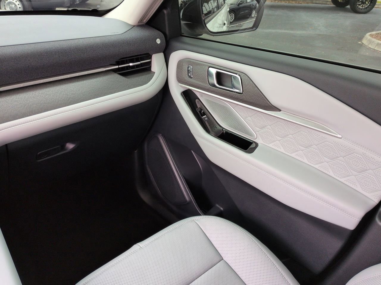Used 2026 Ford Explorer Platinum w/ LUX Leather Package image 16