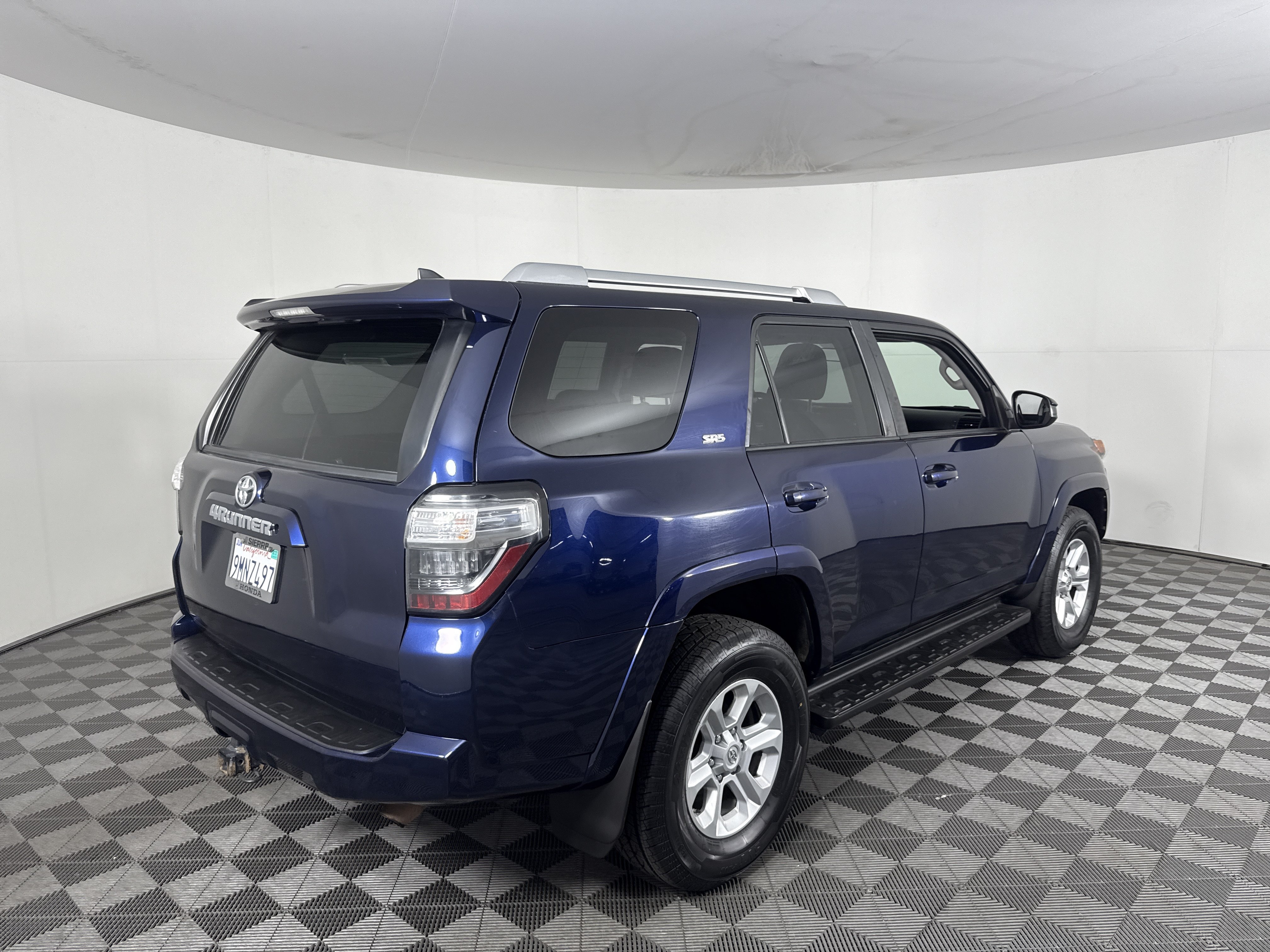 Used 2017 Toyota 4Runner SR5 AWD/4WD image 4