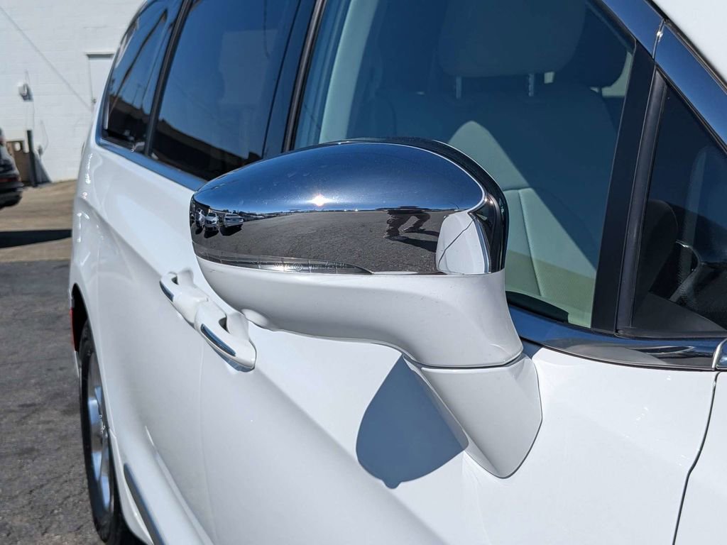 Used 2018 Chrysler Pacifica Limited w/ Advanced Safetytec Group FWD image 13