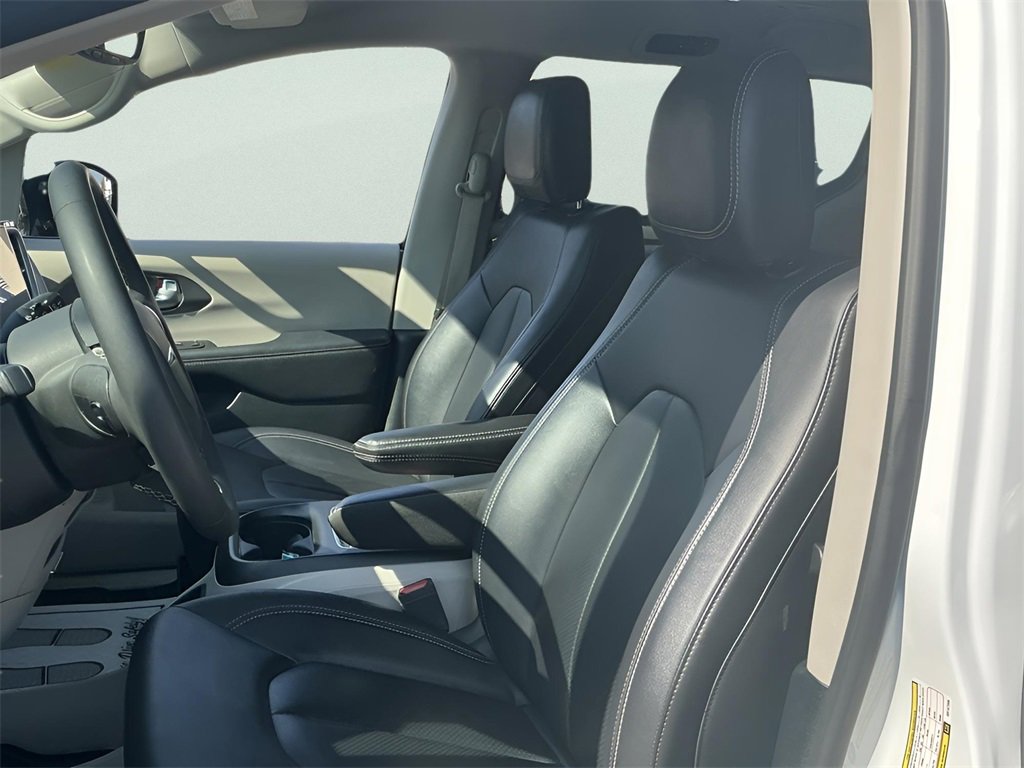 Used 2024 Chrysler Pacifica Select image 41