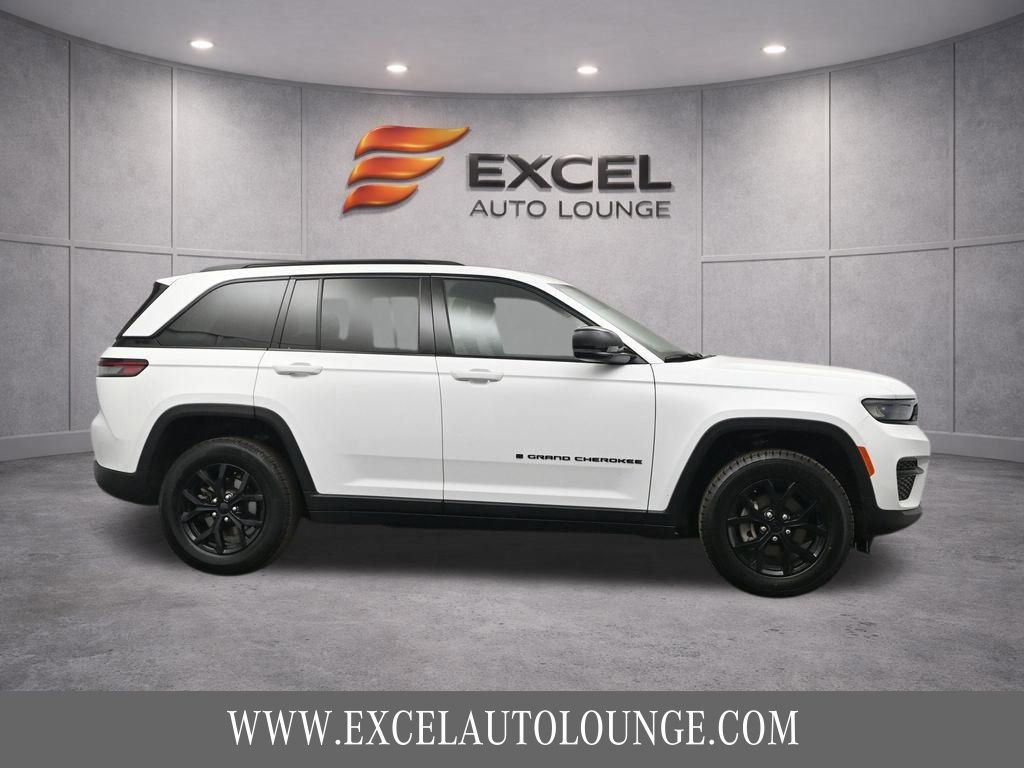 Used 2025 Jeep Grand Cherokee Altitude AWD/4WD image 10