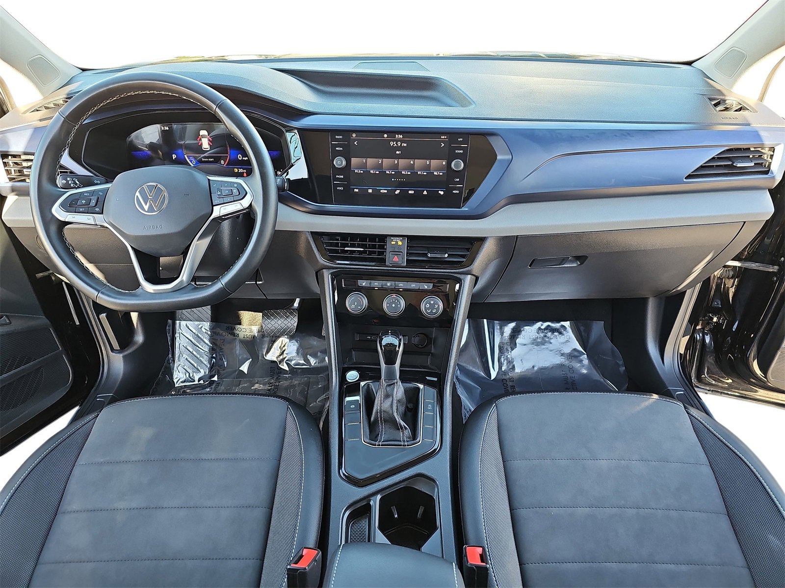 Used 2023 Volkswagen Taos SE w/ Panoramic Sunroof Package image 9