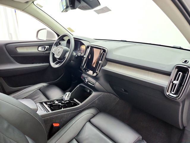 Certified 2023 Volvo XC40 B5 Plus w/ Protection Package Premier AWD/4WD image 17