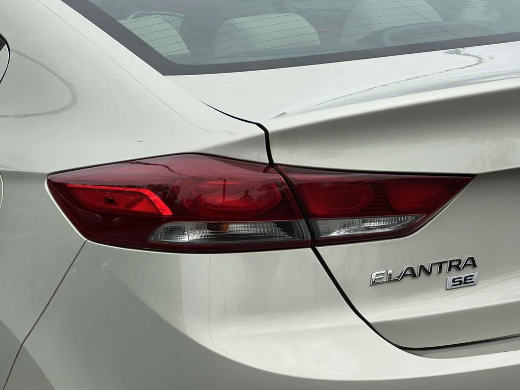 Used 2018 Hyundai Elantra SE w/ SE Connectivity Package 04 FWD image 8