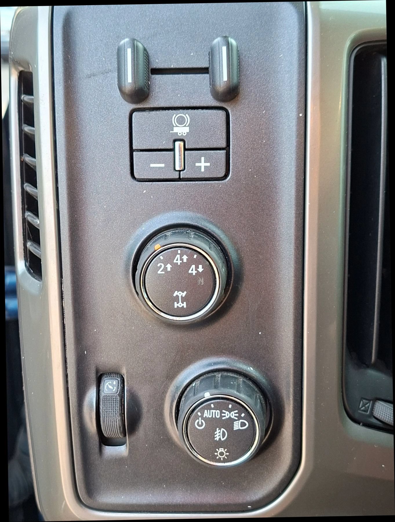 Used 2016 Chevrolet Silverado 2500 High Country w/ Duramax Plus Package AWD/4WD image 16