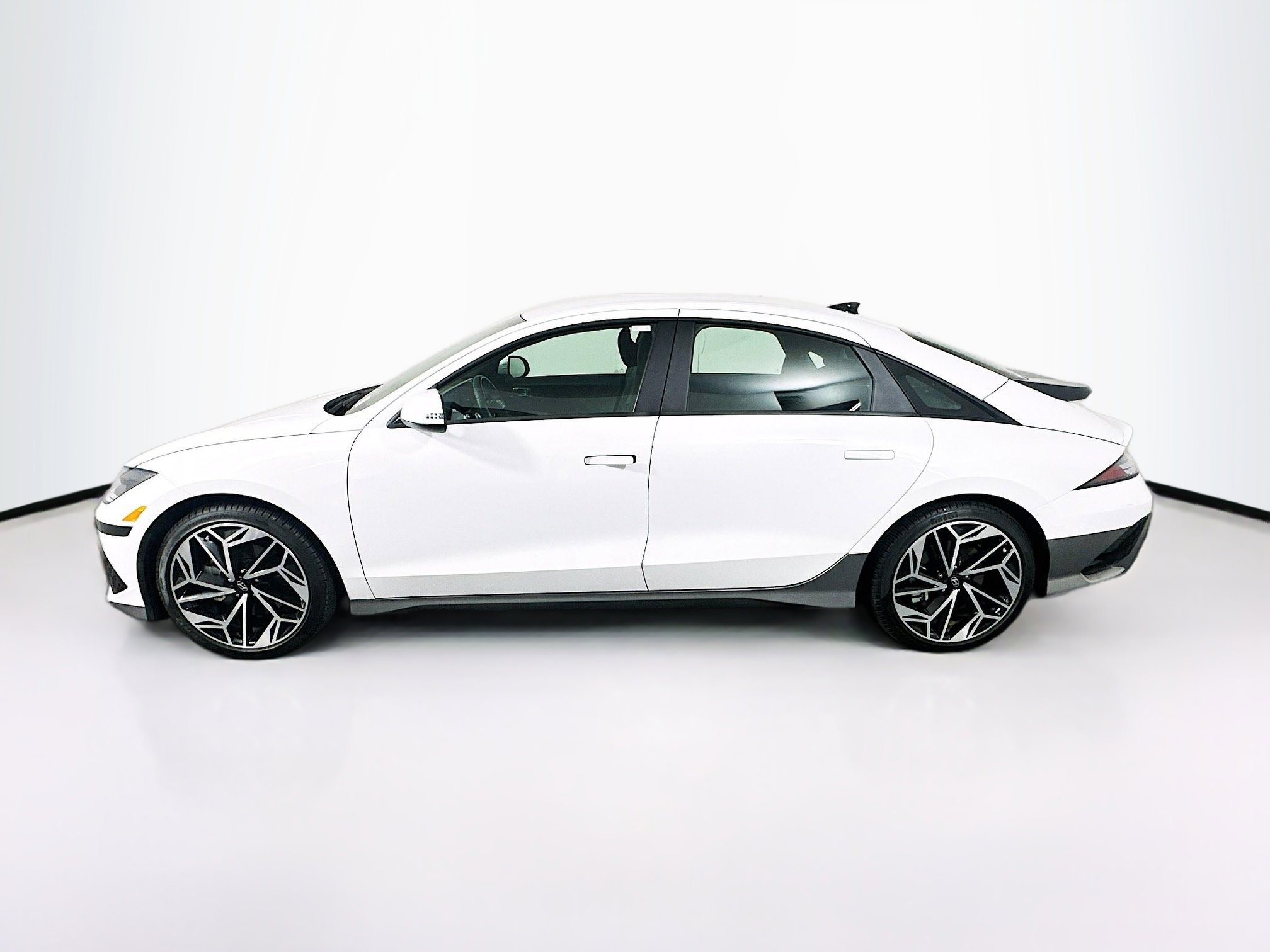 Used 2024 Hyundai Ioniq 6 SEL RWD image 4