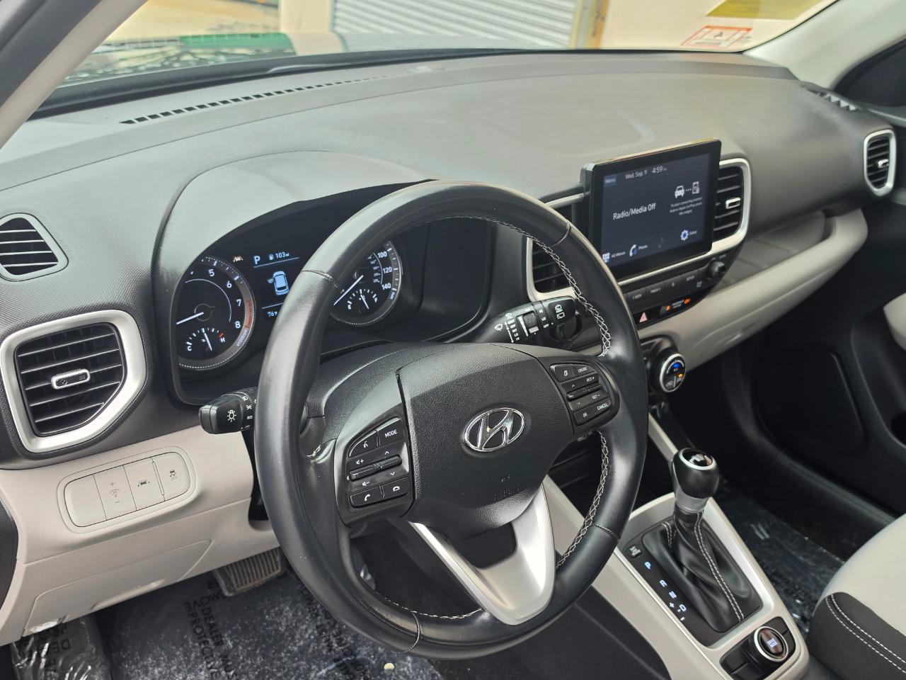 Used 2022 Hyundai Venue SEL FWD image 11
