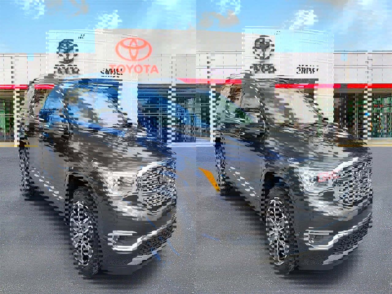 Used 2019 GMC Acadia Denali image 2